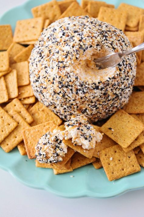 Everything Bagel Seasoning Cheese Ball Recipe - perfect for the holidays! Everything Bagel Cheeseball, Classic Cheeseball, Cheeseball Recipe, Cheese Ball Recipe, Everything Bagel Seasoning, Bagel Seasoning, Party Hardy, Holiday Favorite Recipes, Easy Cheese