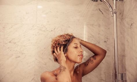 7 Things You Should Never Do In The Shower, According To The Experts Hair At Night, Tata Harper Skincare, Healthy Activities, Oily Scalp, Greasy Hair Hairstyles, Professional Stylist, Oily Hair, Tattoo Removal, Daily Skin Care Routine