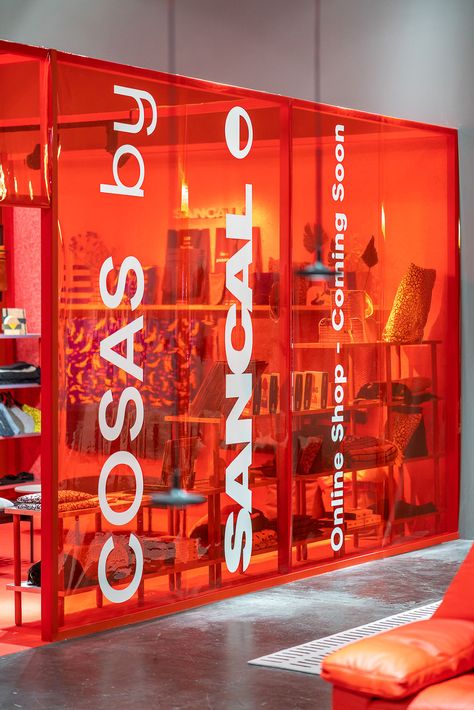 A small but remarkable red kiosk served as a shop window for our fun and colourful accessories line COSAS Made with love by Sancal, a miscellany of products introduced in 2018.  //  Un pequeño pero notable kiosco bermellón hacía las veces de escaparate de nuestras COSAS, la línea de accesorios hechos con amor y a los que no les falta humor y color. Colourful Accessories, Juice Branding, The Nerve, Trade Fair, Orange Design, Tube Light, This City, Window Vinyl, Shop Window