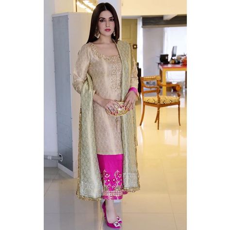 Mina Hasan on Instagram: “One more of our favourite #Muse #NatashaKhalid in a #MinaHasan ensemble! She never fails to impress 💥💥💥❤️❤️❤️#pakistanifashion #weddingwear…” Plazzo With Short Kurti, Indian Latest Fashion, Mehndi Dress Designs, Plazzo Designs, Mina Hasan, Crazy Dreams, Brother Wedding, Closet Idea, Walima Dress