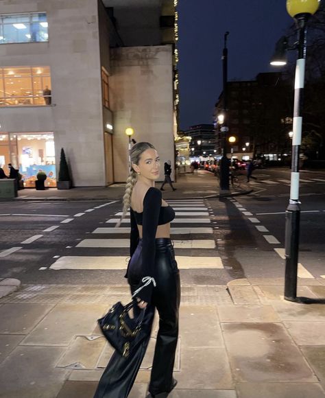 Sophia And Cinzia, Cow Outfits, Body Outfit, Body Picture, London Street Style, Instagram Pose, Instagram Photo Inspiration, Cute Poses For Pictures, Long Jumpsuits