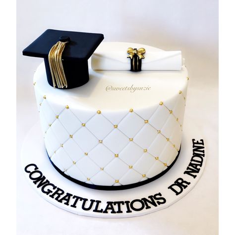 Simple Graduation Cakes, Graduation Candy Table, Dentist Cake, Graduation Cake Designs, Tårta Design, Cakes Simple, Graduation Party Desserts, Cake Design For Men, Graduation Party Backdrops