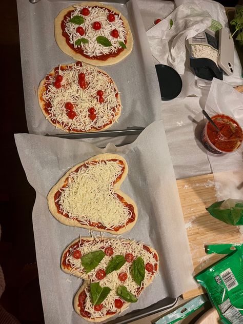 Pizza Night Aesthetic, Girls Night In Food, Girls Night Dinner, Shaped Pizza, Pizza Aesthetic, Homemade Pizzas, Friends Weekend, Pizza Girls, Heart Shaped Pizza