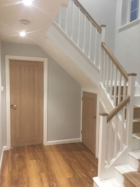 Oak banisters and oak doors White And Oak Staircase, Oak And White Staircase, New Build Interior Ideas Uk, Stair Banister Makeover, Hallway Uk, Oak Bannister, Hall Stairs And Landing Decor, Bannister Ideas, Door Under Stairs