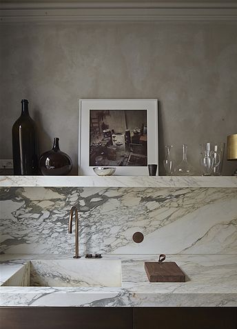 Minimalist Dekor, Joseph Dirand, Neutral Kitchen, Decor Ikea, Marble Sinks, Marble Counter, Home Luxury, Amber Interiors, Kitchen Marble