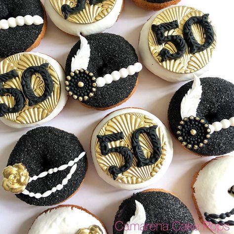 Gatsby Cake, 50th Birthday Party Themes, Gatsby Birthday Party, Bridal Cookies, Art Deco Cake, Moms 50th Birthday, Perfect Sugar Cookies, Gatsby Theme, Chocolate Covered Treats