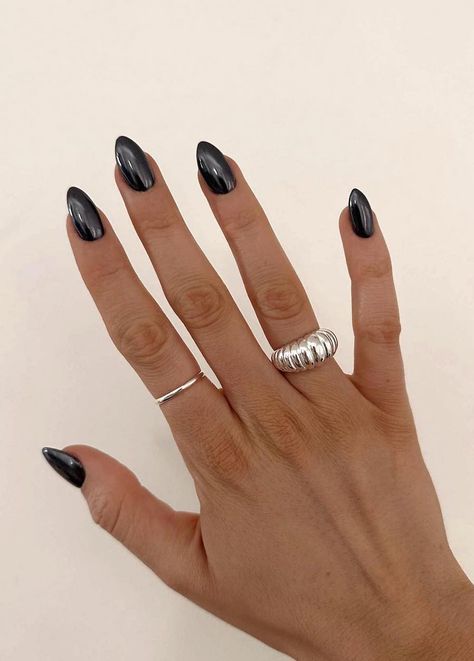 35+ Chrome Nails Ideas To Slay Your Next Mani (white, pink, blue..) Fall Chrome Nails, Chrome Nails Short, Classy Black Nails, Black Chrome Nails, Almond Stiletto, Black Almond Nails, Chrome Nail Art, Chrome Nails Designs, Black Acrylic Nails