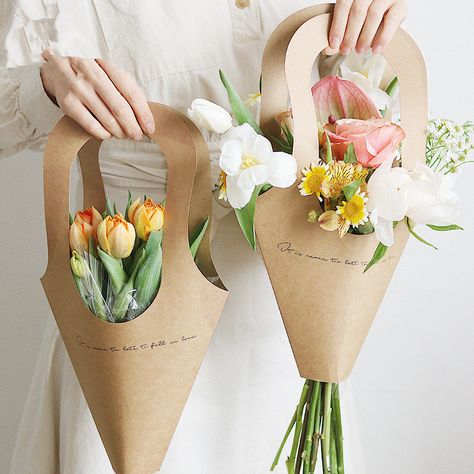 Paper Bag Flowers, Templat Kotak, Shop Packaging, Bouquet Bag, Flower Shop Design, Beg Tangan, Customized Packaging, Flower Truck, Fleur Design