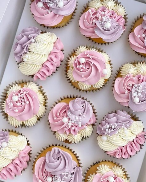 Cupcake Decorating Inspiration, Pretty Decorated Cupcakes, Pretty Cupcake Designs, Girly Cupcake Ideas, Pink Decorated Cupcakes, Easy Cupcake Decorations, Birthday Cake With Cupcakes Around It, Cup Cake Designs For A Girl, Cupcake Piping Designs