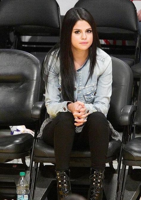 selena gomez Selena Gomez 2012, Selena Gomez 2014, Selena Gomez Street Style, 2012 Style, Selena Gomez Hair, Beanie Fits, Selena Gomez Outfits, Small Home Decor, Selena Gomez Cute