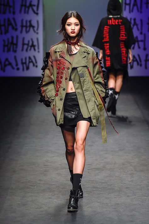 SEOUL FASHION WEEK: Yohanix SS17 Collection - Design Scene Army Look Fashion, Grunge Runway, Seoul Fashion Week Runway, Yohan Kim, Army Outfit, Korean Fashion Week, Military Inspired Fashion, Corset Fashion Outfits, Army Look