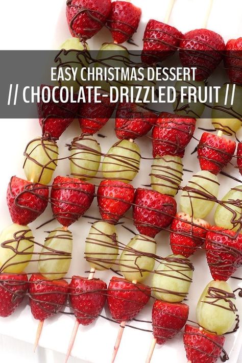 Christmas Fruit Dessert, Healthy Christmas Dessert Recipes, Holiday Theme Food, Healthy Christmas Desserts, Fruit Skewer, Fruit Kabob, Easy Dessert Recipes Christmas, Fancy Salads, Catering Food Displays