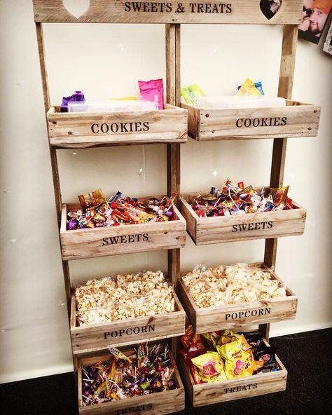 #sweetcart #weddingfood #diyweddingideas #sweets #popcorn #cookies Sweets At Wedding, Wedding Crisp Station, Crisp Wall, Candy Station Wedding, Popcorn Cookies, Sweet Table Wedding, Snack Display, Snack Station, Wedding Snacks