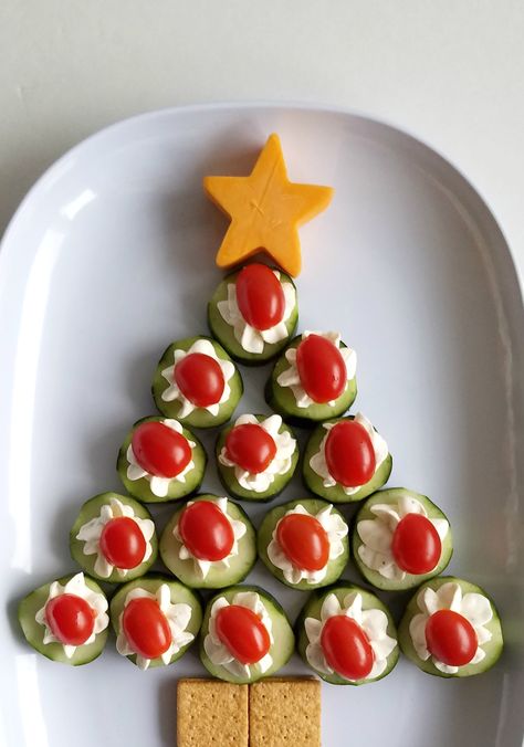 Holiday Food Trays, Cucumber Tree Christmas, Brunch Xmas Ideas, Kiwi Christmas Tree, Christmas Fruit Ideas For Kids, Christmas Kabobs Appetizers, Christmas Food Kids Can Make, Christmas Appetizers On A Stick, Christmas Fruit Trays Creative