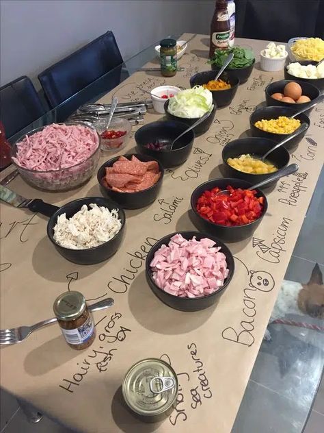 Pizza Party Bar Ideas, Diy Pizza Station, Pizza Party Toppings List, Diy Pizza Night Party, Pizza Night Family, Individual Pizza Party, Pizzaria Themed Party, Homemade Pizza Bar, Create Your Own Pizza Bar