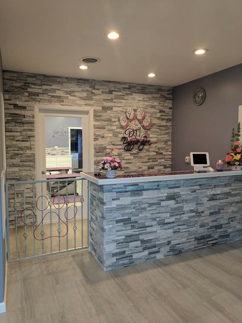 Doggydaycare Ideas, Dog Grooming Salon Reception Area, Dog Grooming Salon Entrance, Dog Grooming Salon Decor Reception Desks, Dog Daycare Reception, Dog Daycare Decor Ideas, Dog Salon Interior Design, Pet Grooming Shop Design, Home Grooming Salon Ideas