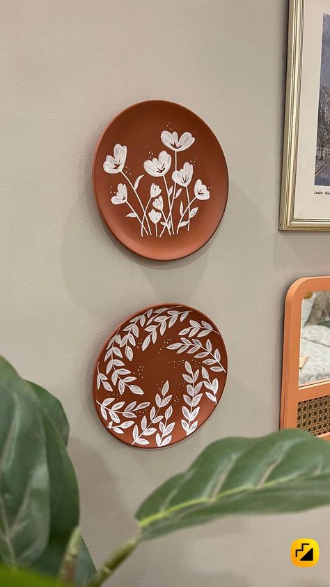 Teracotta Ideas Interior, Terracotta Plate Wall Art, Terracotta Design Ideas, Home Decor Ideas Outside, Terracotta Wall Decor, Painted Plates Wall Decor, Hand Painted Home Decor, Painting Ideas For Room Decor, Teracota Art