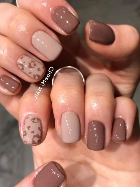 Korean brown nails: two tone brown and leopard print Nail Art Marron, Uñas Color Cafe, Taupe Nails, Tan Nails, Brown Nail Art, Brown Nail Polish, Brown Nail, Brown Nails Design, Ootd Instagram