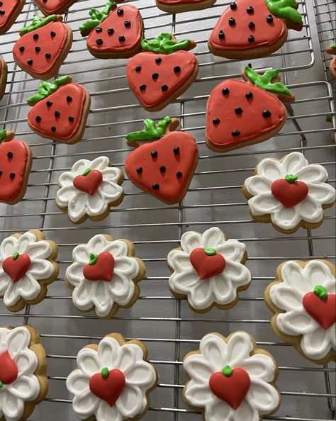 Strawberry Shortcake Sugar Cookies, Cookie Writing, Strawberry Snacks, Strawberry Cookie, Strawberry Theme, Sweet 16 Themes, Theme Cookies, Birthday Party Desserts, Cakes And Cookies