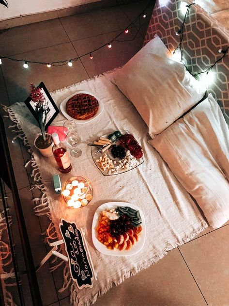 Date Night Indoors, Romantic Birthday Dinner For Him At Home, Bedroom Picnic Ideas Romantic, Romantic Living Room Date Night, Cena Romantica Aesthetic, Romantic Indoor Picnic Ideas For Couples, Valentines Day Romantic Night At Home, Indoor Picnic Date Romantic, Romantic Set Up For Boyfriend