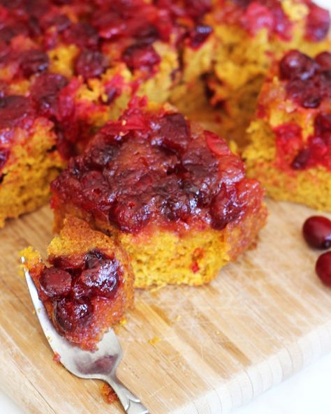 PUMPKIN CRANBERRY UPSIDE DOWN CAKE. A rich and moist pumpkin cake jeweled with caramelized cranberries! #recipe #thegoldlininggirl Pumpkin Upside Down Cake, Wahls Diet, Moist Pumpkin Cake, Cranberry Upside Down Cake, Cranberry Pumpkin, Holiday Boards, Southern Thanksgiving, Christmas Bakery, Pumpkin Cranberry