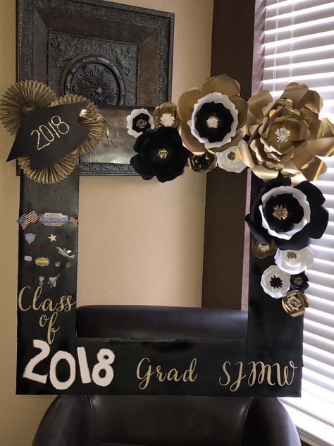 Graduation photo prop frame Graduation Photo Frame Prop, Grad Photo Prop Ideas, Graduation Selfie Booth Ideas, Graduation Photo Props Diy, Graduation Photobooth Idea, Freshers Party Decoration Ideas College, Photobooth Ideas Graduation, Photo Booth Frame Ideas, Photo Booth Ideas Events