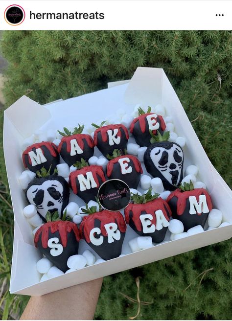 Spooky Basket Treats, Horror Themed Centerpieces, Ghostface Food Ideas, Spooky Halloween Strawberries, Ghost Face Strawberries, Adult Chocolate Covered Strawberries, Covered Strawberries Ideas For Him, Halloween Theme Strawberries, Horror Chocolate Covered Strawberries