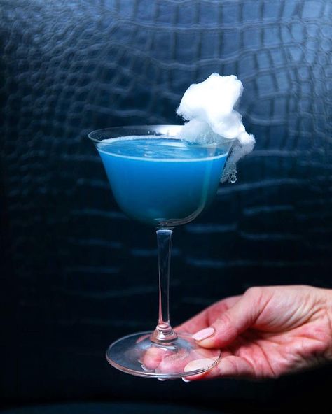 Blue Cotton Candy Cocktail, Candyfloss Cocktail, Cotton Candy Cocktail, Miami Trip, Blue Drink, Blue Cotton Candy, Blue Cocktails, Fairy Floss, Candy Crafts