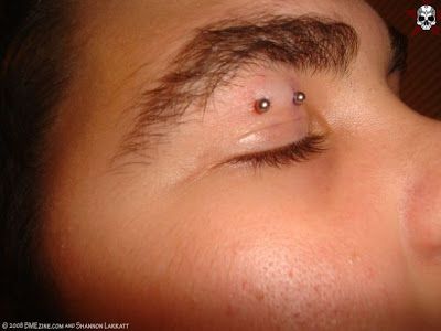 ..owwwww Eyelid Tattoo, Ranger Tattoo, Eyelid Piercing, Unique Piercing, Surface Piercing, Cool Piercings, Normal Body, Piercings Unique, Piercing Studio