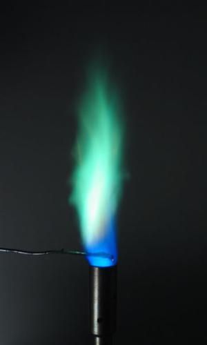 Fun Science Projects With Metals: Flame Test Puerto Vallarta Hotels, Chemistry Projects, Floating Material, Flame Test, Periodic Table Of The Elements, Chemistry Lessons, Green Fire, Science Project, Color Spectrum