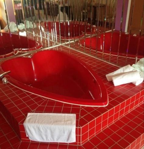 Groovy Bathroom, Romantic Aesthetic, Retro Interior, Hus Inspiration, Gothic Decor, Bath Tub, Red Aesthetic, House Inspo, Aesthetic Room