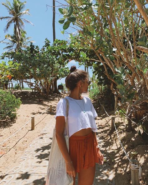 Hawaii Aesthetic Outfits, Hawaii Aesthetic, Beachy Outfits, Hawaii Outfits, Instagrammer, How To Pose, Cute Fits, Photo Instagram, Vacation Outfits