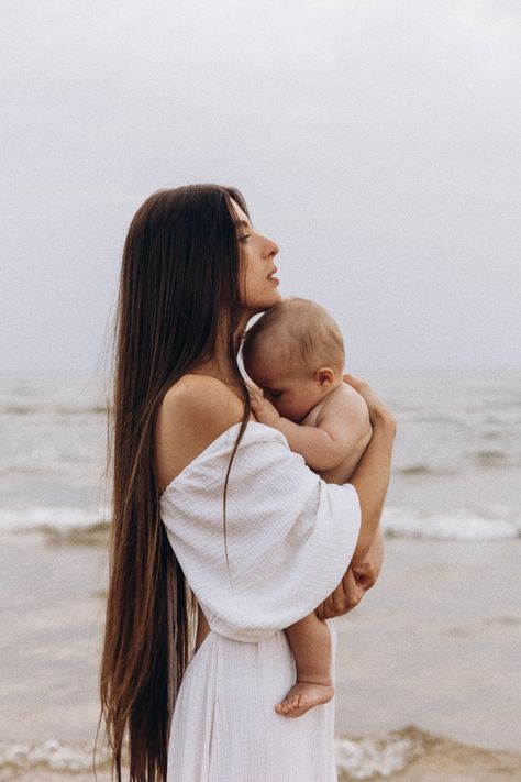 Mother Infant Photoshoot, Mom Baby Beach Pictures, Beach Newborn Photoshoot, Family Photoshoot Sea, Mommy And Baby Beach Pictures, Family Beach Pictures With Infant, Motherhood Beach Photoshoot, Beach Newborn Family Photos, Beach Family Photos Newborn