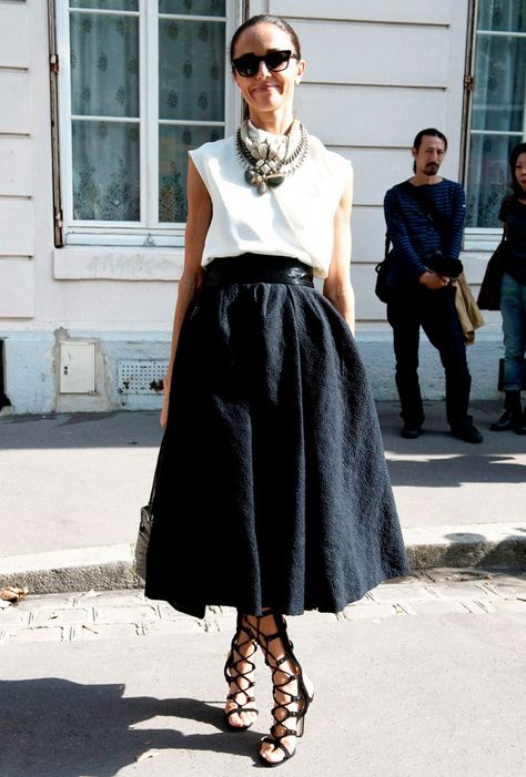 Rok Outfit, Black And White Outfit, Milan Street Style, Fashion Week Spring 2014, Paris Fashion Week Street Style, Looks Street Style, Street Style Paris, Skirt Outfit, Tres Chic