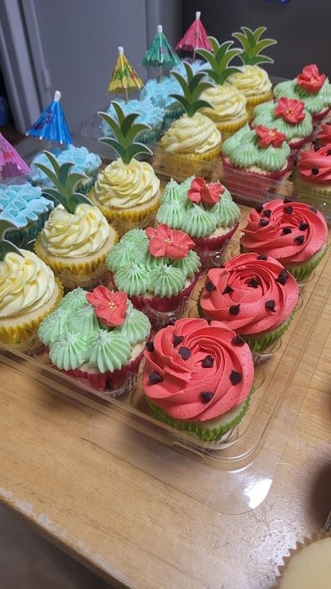 Hawaiian Birthday Party Cupcakes, Hawaiian Cake Ideas Luau Birthday Themed Cupcakes, Tropical Party Food Ideas Hawaiian Luau, Cupcake Summer Ideas, Pool Party Ideas Hawaiian, Luau Theme Cupcakes, Hawaiian Party Cupcakes, Paradise Birthday Theme, Tropical Pool Party Food