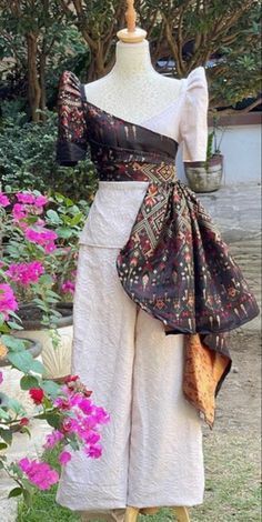 Sablay Design, Modern Traditional Filipino Clothes, Filipino Style Fashion, Filipino Patterns Design, Filipiniana Dress Modern, Filipino Dresses, Filipiniana Modern, Fashion In 2023, Modern Filipiniana Dress