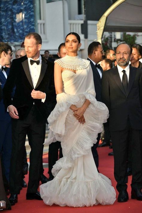 nimoooo on Twitter: "SHE DOES IT RIGHT EVERY TIMEEE #MetGala https://t.co/Ltf0ktYeaJ" / Twitter Deepika Padukone Cannes, Met Gala Dresses, Trends 2023, Ethnic Outfits, Party Wear Indian Dresses, Dress Indian Style, Stylish Sarees, Gala Dresses, Beauty And Fashion