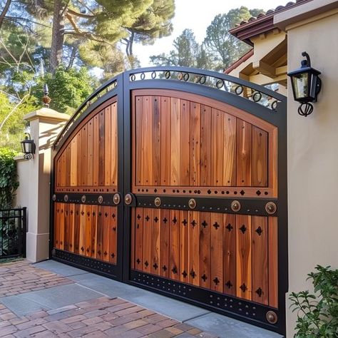 Gate Wall Design Modern, House Gate Design Front Entry, Iron Gate With Wood, Colony Entrance Gate Design, Privacy Gates Driveway Entrance, Front Gates Entrance, Ranch Gates Entrance Ideas, Wooden Driveway Gates, Entrance Gates Driveway