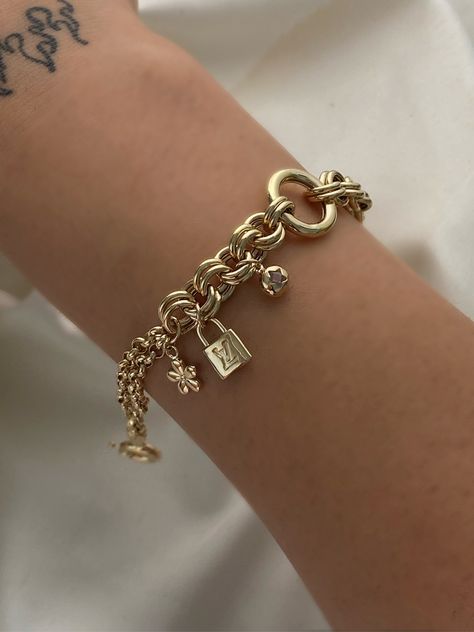 Gold Bracelet For Women Chunky, Chunky Gold Charm Bracelet, Bracelet Charms Pendants, Charms Bracelet Gold, Gold Bracelet With Charms, Thick Bracelets, Charm Bracelet Gold, Lock Bracelet, Chain Charm Bracelet