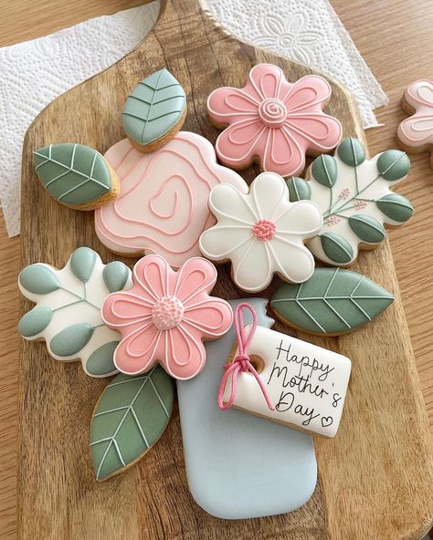 New class alert for 6 & 13 April 2024, JHB and KZN Even though the little tag says ‘Happy Mother’s Day’ this sweet bouquet has lots of… | Instagram Mothers Day Cookies Decorated, Flower Cookies Bouquet, Mothers Day Cookies, Heart Shaped Cookie, Flower Sugar Cookies, Royal Icing Flowers, Crazy Cookies, Sugar Cookie Royal Icing, Cookie Business