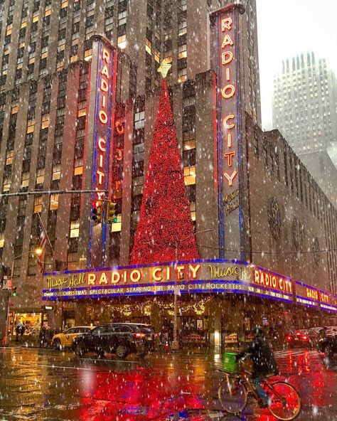 Radio City Music Hall NYC Radio City Christmas, Radio City Music Hall Christmas, Rockerfella Christmas Tree New York, Navidad Aesthetic, Ny Christmas, Actress Career, New York City Christmas, York Christmas, City Christmas