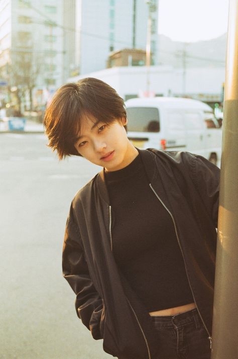 Lee Joo Young  WALLPAPER  #wallpaper #lockscreen Korean Tomboy Haircut, Korean Tomboy, Asian Tomboy, Tomboy Haircut, Lee Joo Young, Androgynous Hair, Tomboy Hairstyles, Short Hair Tomboy, Korean Short Hair