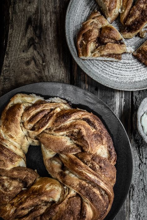 Rustic Cinnamon Apple Twisted Bread - Chasing The Seasons Cinnamon Twist Bread, Apple Sourdough, Twisted Bread, Twist Bread, Bread Wreath, Cinnamon Twist, Kitchen Notes, Cinnamon Twists, Cinnamon Apple