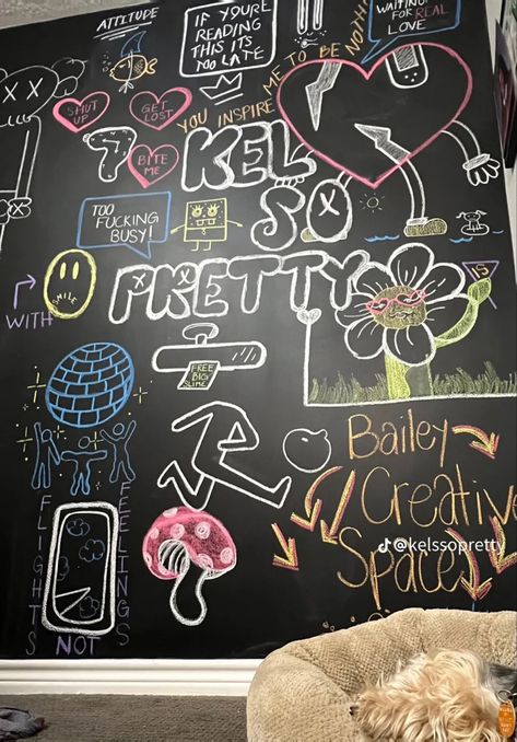 Chalk Art Wall Bedroom, Fun Things To Paint On Your Wall, Things To Put Up On Your Wall, Things To Draw On Chalkboard Wall, Black Chalk Wall Bedroom, Chalkboard Art Bedroom, Painted Wall Aesthetic, Chalk Board Wall Ideas, Chalk Board Ideas For Girls Room