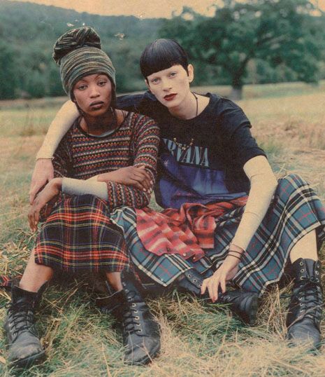 Steven Meisel Grunge & Glory shoot for Vogue, 1992 Moda Z Lat 90., Mode Tartan, Grunge 1990s, Styl Grunge, Istoria Modei, Moda Grunge, Grace Coddington, Style Année 90, Shalom Harlow