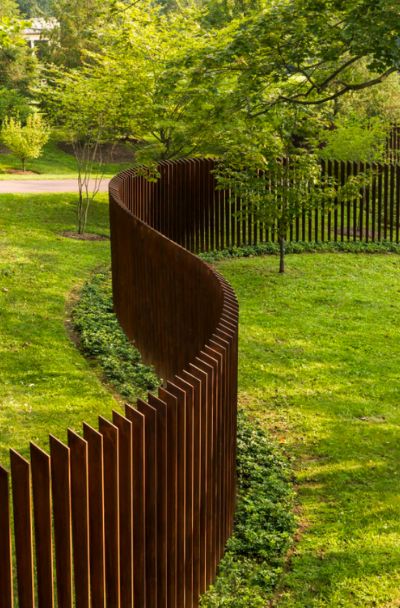 41 Privacy Fence Design Ideas | Sebring Design Build Gard Modern, Privacy Fence Designs, Fence Screening, Steel Fence, Front Yard Fence, Modern Landscape Design, Lan Can, Walled Garden, Modern Fence