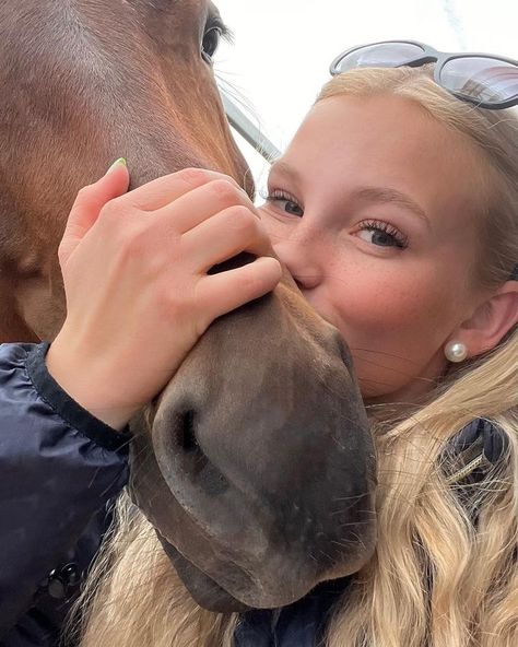 ellenhedbys Selfie With Horse, Horse Riding Hairstyles, English Horse Riding Aesthetic, Blonde Equestrian, Horses Aesthetic, Horse Girl Aesthetic, Bridget Von Ascheberg, Horsey Life, Horse Riding Aesthetic