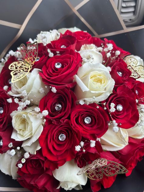 White and red roses with butterflies Ramo For Quince Red, Red And Gold Ramos For Quinceanera, Quince Flowers Red, Red And White Quince Bouquet, Bouquet For Quinceanera Red Roses, Ramo Natural Quinceanera Red, Red And Gold Quince Ramo, Red Roses Bouquet Quince, Red Pink And White Quince