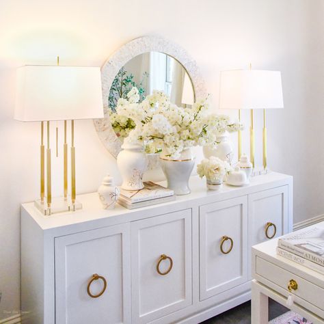 Decor Gold Designs, Gold Coastal Decor, White And Gold Office Ideas, White And Gold Interior Design, White And Gold, Simple Elegant Home Decor, White And Gold Home Decor, White And Gold Living Room, Gold House Decor