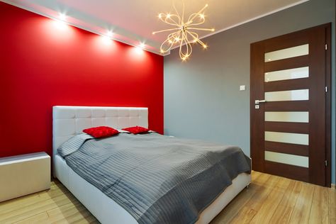 Modern bedroom red wall white headboard Red Bedroom Walls, Red Headboard, Red Bedroom Design, Bedroom Door Design, Bedroom Wall Paint, Living Room Red, Bedroom Red, Trendy Living Rooms, Red Rooms